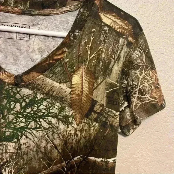 Magellan Outdoors Realtree camo v neck short sleeve t-shirt in size youth large - Picture 9 of 10